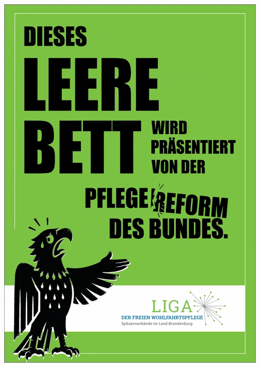 Aktionsplakat der LIGA Brandenburg: Dieses leere Bett wird präsentiert von der Pflegereform des Bundes.