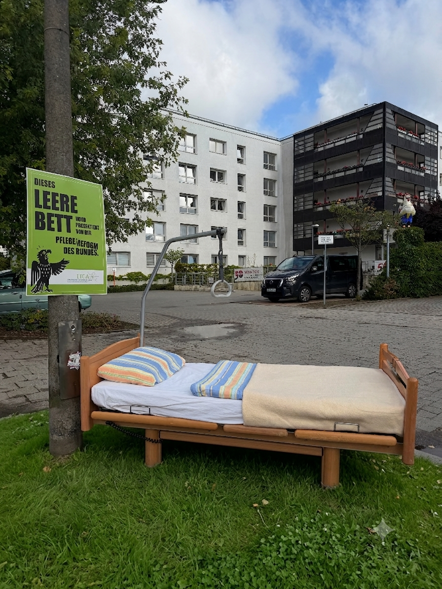 Aktionsplakat der LIGA Brandenburg: Dieses leere Bett wird präsentiert von der Pflegereform des Bundes.