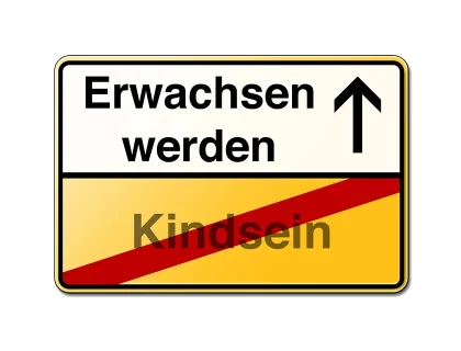 Grafische Darstellung eines gelb-weißen Ortsschilds. Der untere, gelbe Teil zeigt das Wort ‚Kindsein‘, das mit einem roten Balken durchgestrichen ist. Der obere, weiße Teil zeigt das Wort ‚Erwachsen werden‘ neben einem schwarzen Pfeil, der nach oben weist.