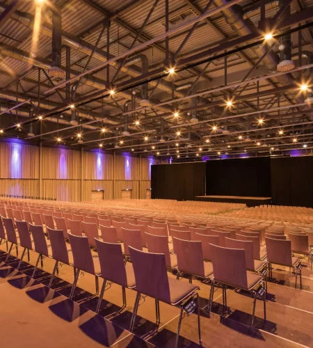 stuhlreihe_messehalle